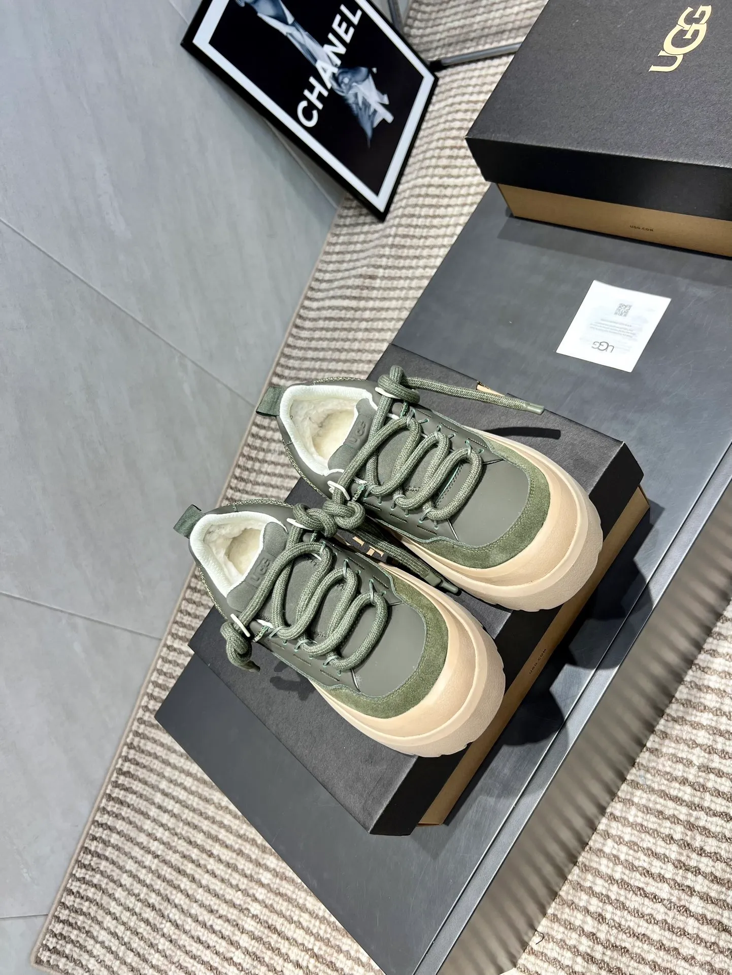 Factory: Couple P620💰 "Exclusive top version" UGG~25vs popular platform thick-soled casual shoes series... [Couple's thick-soled Maori casual shoes] A shoe that will not clash with shirts, simple partition design ➕ spotted outsole, silk curly upper, a must-have for autumn and winter, can be worn with any pants or skirt, very comfortable and good-looking... ❶Fabric: Original customized cow ➕ Sheepskin ❷Inner lining: original customized wool ❸Feet: original customized sheepskin ❹Outsole: original molded foam outsole ❺Number: 35-44 (Female 41. Male 45. Customized, non-returnable) ❻Packaging: Original full set of packaging ☀Color: Official website updated simultaneously